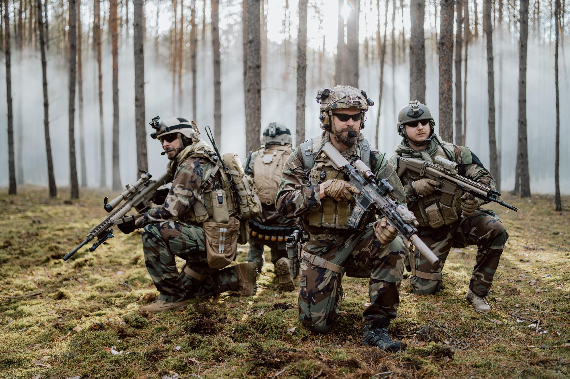 cuatro-soldados-mediana-edad-completamente-equipados-uniformes-camuflaje-forman-linea-lista-disparar-objetivo